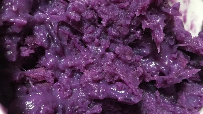 紫薯小圆子,蒸好的紫薯去皮，加适量<a style='color:red;display:inline-block;' href='/shicai/ 893'>炼乳</a>和一些牛奶调匀。