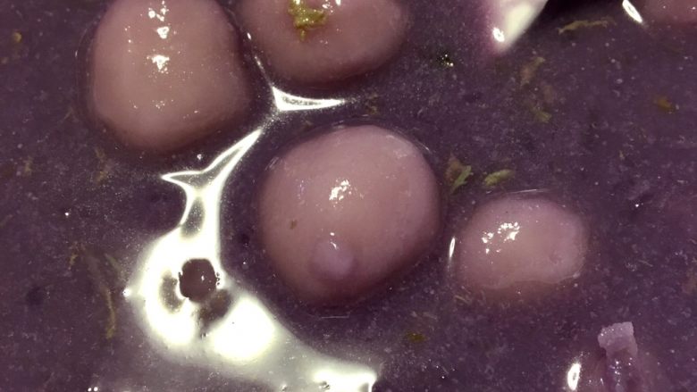 紫薯小圆子,锅内加水烧开，放入小圆子，全部漂浮起后，撇去一些锅内的水，倒入紫薯泥，煮开即可～ 小圆子里加了只鸽子蛋🤣