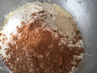 巧克力豆吐司,接着放面粉、可可粉、糖、盐、酵母