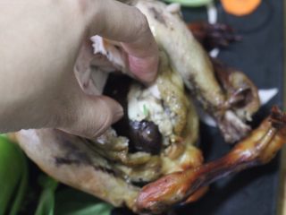 蒜香脆皮烤鸡，内有乾坤,拆开鸡肚子里面是浸过纯鸡汁的蘑菇，怎一个“鲜”字了得。