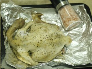 蒜香脆皮烤鸡，内有乾坤,烤20分钟后拿出来撒上现磨海盐入味，因为温度高所以不建议直接长时间烤，撒盐的时间让烤箱和鸡都冷却一下不容易烤糊。