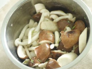 蒜香脆皮烤鸡，内有乾坤,各种蘑菇放和腌鸡一样的调料腌制30分钟就好，杏鲍菇打一下十字刀花。