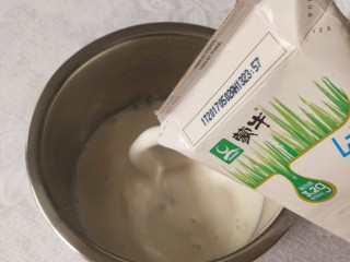 #酸味#＋酸奶,倒入纯牛奶，内胆设计刚好装一升纯牛奶