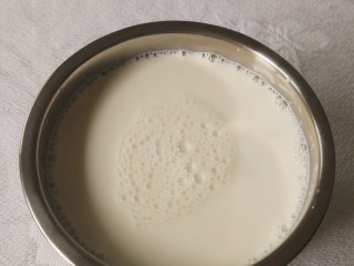 #酸味#＋酸奶,用勺子搅拌，让菌粉均匀分布在纯牛奶中