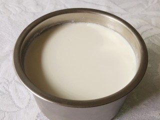 #酸味#＋酸奶,8~12小时后酸奶就做好了，根据天气冷热决定发酵时间，观察纯牛奶的发酵状态，打开盖子微微倾斜酸奶机，有凝固成豆腐脑状就可以了。拔电源，取出内胆，温度降下来后放入冰箱冷藏。
做好的酸奶可立刻食用，但是这时的酸奶还未达到最佳口感，将酸奶连同内胆（加内盖）直接放入冰箱冷藏，24小时后酸奶香味纯正，口感极佳。
