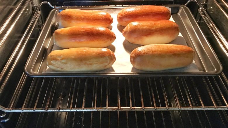 早餐+奶油面包,送入预热好的烤箱里，180度中层烤15分钟，（看各家的烤箱而定）