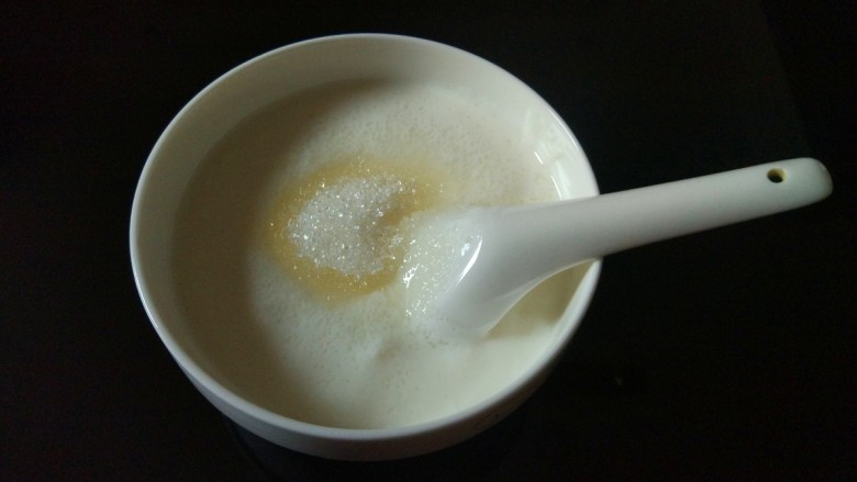 #酸味#＋酸奶,吃的时候加白糖或者蜂蜜，搅拌均匀就可以了，奶香浓郁，酸酸甜甜，好吃极了。