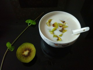 #酸味#＋酸奶,可以加水果或者坚果，我加了红心猕猴桃，真的超级好吃。
