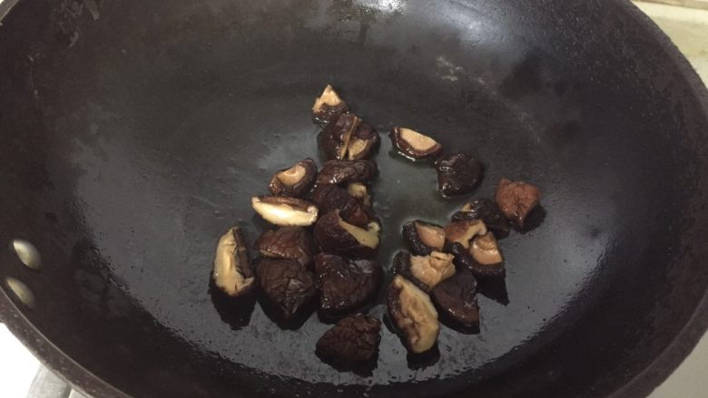 腰果芥蓝,锅中余油放入香菇煸炒。