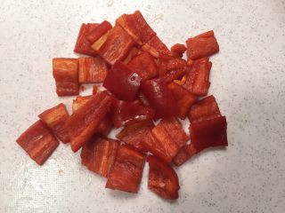 腰果芥蓝,红椒去籽洗净切丁。