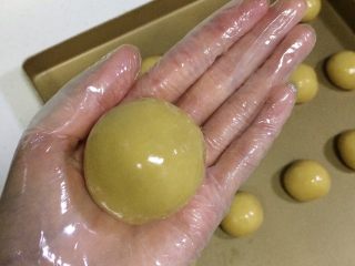 蔓越莓椰蓉月饼,收口后，两手把它搓成光滑的圆球状。