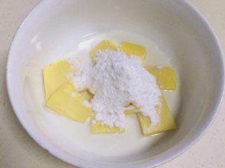 蔓越莓椰蓉月饼,把黄油、牛奶和糖粉一起加入大碗内，放入微波炉加热约30秒，至黄油融化即可。