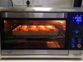 蔓越莓椰蓉月饼,入预热好的烤箱中层，上下火200度烤制6分钟定型。