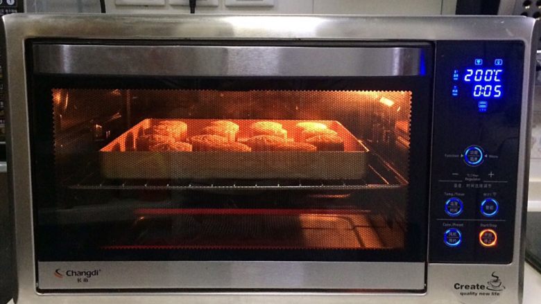 蔓越莓椰蓉月饼,入预热好的烤箱中层，上下火200度烤制6分钟定型。