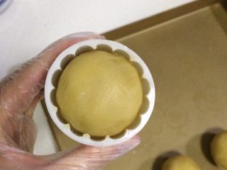 蔓越莓椰蓉月饼,然后装入月饼模具内。