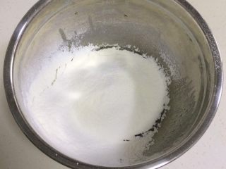 蔓越莓椰蓉月饼,筛入中筋面粉和全脂奶粉。