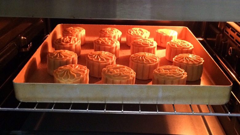 蔓越莓椰蓉月饼,继续送入预热好的烤箱中层，180度15分钟，注意观察上色情况，待上色后可以盖锡纸。