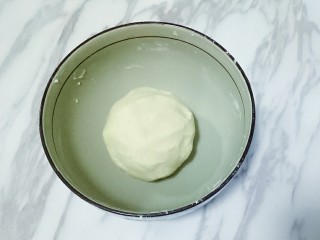 蛋黄酥,油酥制作:将低筋面粉、猪油揉成油酥