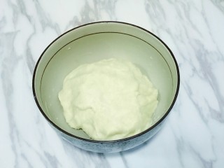 蛋黄酥,油皮制作:将低筋面粉、猪油、水、糖粉放入碗中，揉成光滑面团