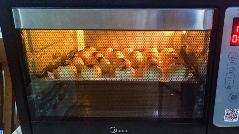 蛋黄酥,烤箱预热后，170度30分钟