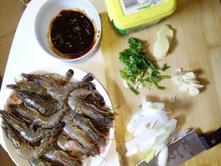 酱香草虾,取一空碗，倒入豆瓣酱、生抽、老抽、蚝油搅匀，调成料汁。