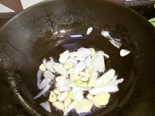 酱香草虾,油入锅烧热，倒入姜蒜葱爆香，再将虾下锅煎香。