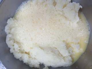 椰蓉枸杞月饼,5.放凉后，加入鸡蛋液拌匀。