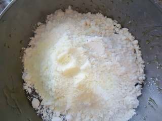 椰蓉枸杞月饼,12.加入过筛的中筋粉与奶粉。