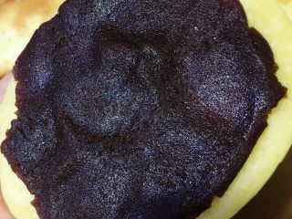 哆啦A梦的铜锣烧,取一片饼皮，在上面抹上豆沙馅
