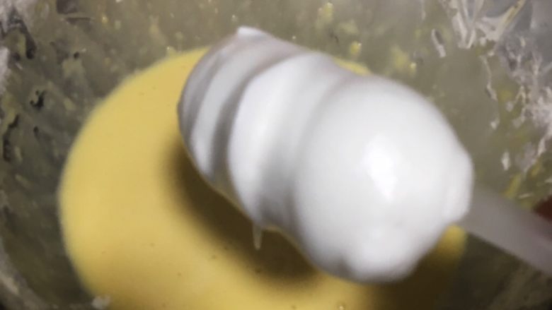 奶香紫薯泥杯子蛋糕,取一勺蛋白糊放入蛋黄糊盆内