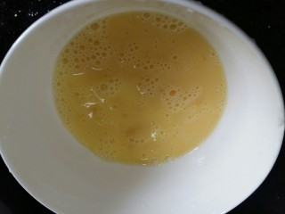 番茄鸡蛋疙瘩汤,鸡蛋1个打散，加入两小勺水，这样做出的蛋花更加嫩。