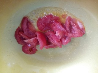 番茄鸡蛋疙瘩汤,番茄上面划出十字，放在开水里烫半分钟，然后去皮切成小块。
热锅凉油，油要少，倒入番茄翻炒。