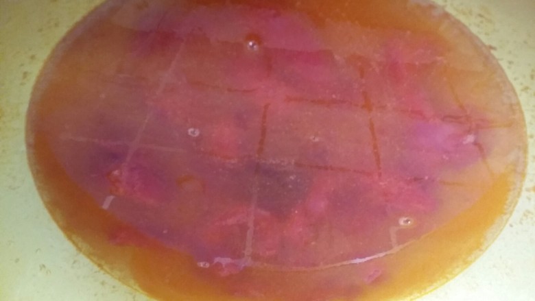 番茄鸡蛋疙瘩汤,倒入2碗水。大火烧开。