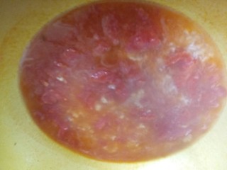 番茄鸡蛋疙瘩汤,烧开后转中火倒入疙瘩，一边倒一边搅拌。