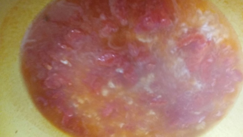 番茄鸡蛋疙瘩汤,烧开后转中火倒入疙瘩，一边倒一边搅拌。