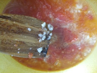 番茄鸡蛋疙瘩汤,疙瘩很小很容易熟，水开煮5分钟即可，一边煮一边搅拌以防粘锅。