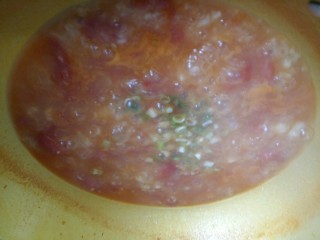番茄鸡蛋疙瘩汤,疙瘩熟了放少许盐，倒入葱花。