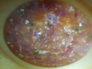 番茄鸡蛋疙瘩汤,接着倒入蛋液。以画圈的方式倒入蛋液。