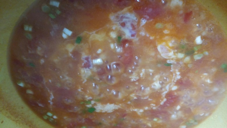 番茄鸡蛋疙瘩汤,接着倒入蛋液。以画圈的方式倒入蛋液。