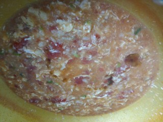 番茄鸡蛋疙瘩汤,临出锅倒入半勺香油搅拌均匀即可。