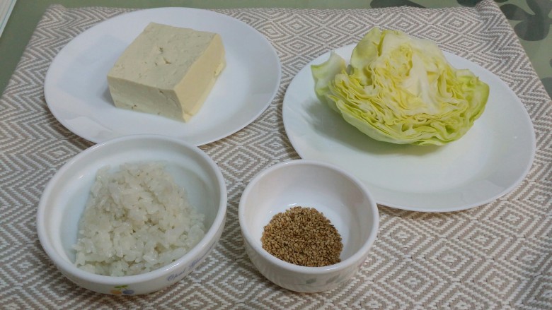 辅食：豆腐洋白菜粥,先准备好需要的食材