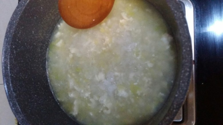 辅食：豆腐洋白菜粥,煮到所有食材软化即可。