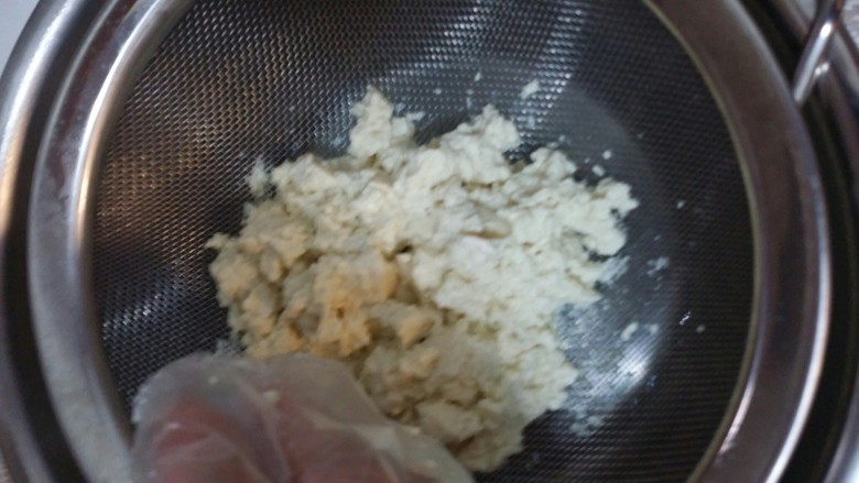 辅食：豆腐洋白菜粥,然后用手捏碎，并挤出水份。