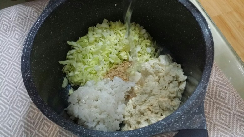 辅食：豆腐洋白菜粥,加入水淹没食材便可。