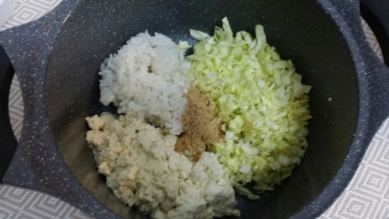 辅食：豆腐洋白菜粥,把所有食材放入锅中。