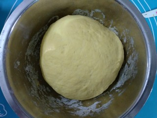 #甜食#南瓜小刺猬,盖上保鲜膜放置温暖处发酵至原来2倍大。
