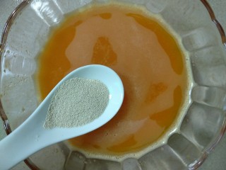 #甜食#南瓜小刺猬,酵母和白糖放入南瓜汁搅匀，静置5分钟。