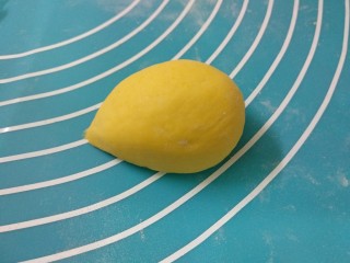 #甜食#南瓜小刺猬,将面团排气分成等量剂子（30克一个） ，搓成刺猬的形状。