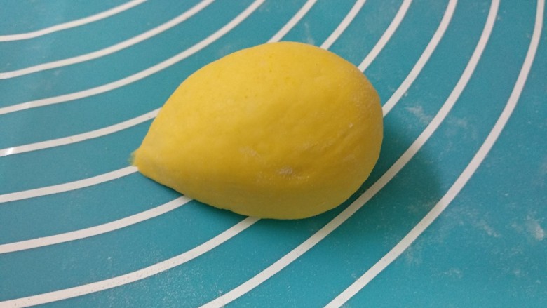 #甜食#南瓜小刺猬,将面团排气分成等量剂子（30克一个） ，搓成刺猬的形状。