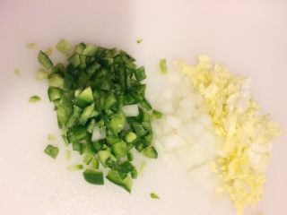 杂蔬肉丸烩饭,蔬菜切丁备用